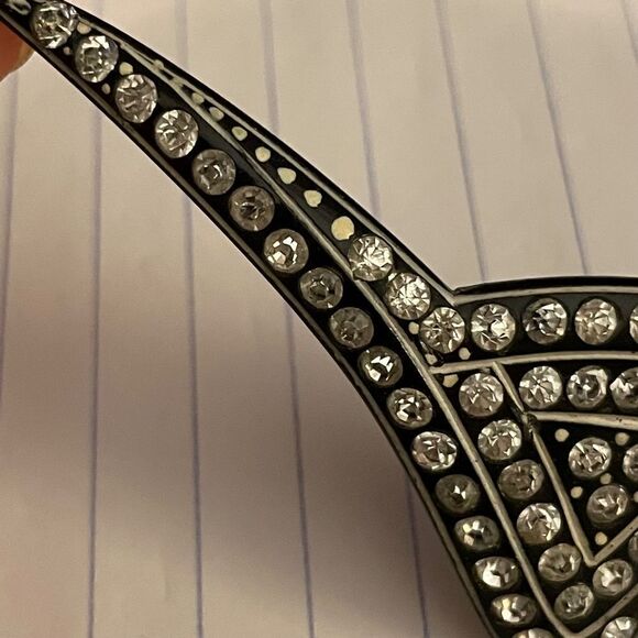 Antique brooch - diamanté set into black plastic with hand painted detail - Picture 8 of 11
